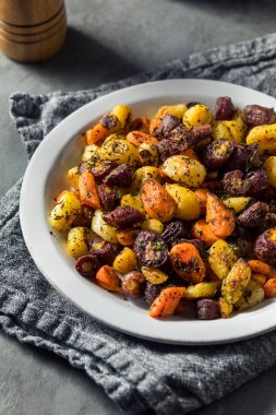 Sağlıklı ev yapımı kekik ve biberiyeli Gökkuşağı Havuçları