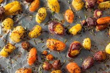 Sağlıklı ev yapımı kekik ve biberiyeli Gökkuşağı Havuçları