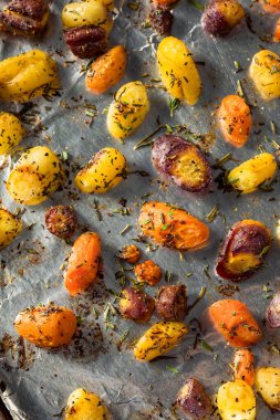 Sağlıklı ev yapımı kekik ve biberiyeli Gökkuşağı Havuçları