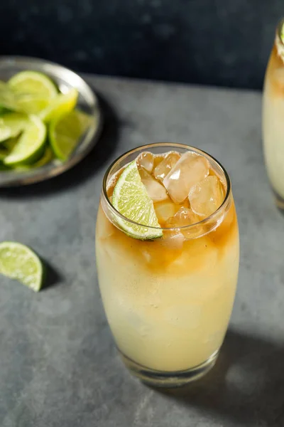 Frissítő Boozy Rum Dark Stormy Cocktail Gyömbérsörrel — Stock Fotó