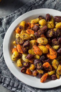 Sağlıklı ev yapımı kekik ve biberiyeli Gökkuşağı Havuçları