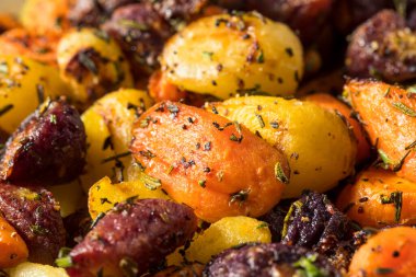 Sağlıklı ev yapımı kekik ve biberiyeli Gökkuşağı Havuçları