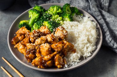 Pilav ve brokoli ile sağlıklı Asya Teriyaki Tavuğu