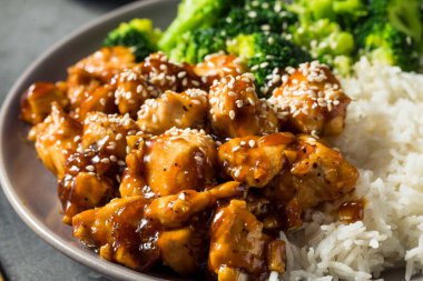 Pilav ve brokoli ile sağlıklı Asya Teriyaki Tavuğu