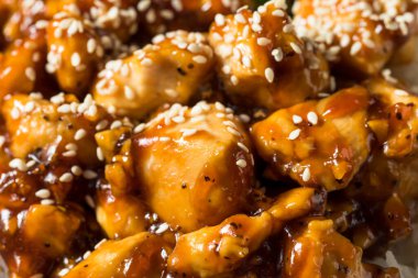 Pilav ve brokoli ile sağlıklı Asya Teriyaki Tavuğu