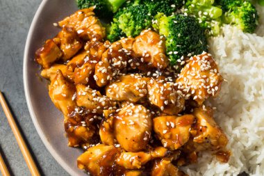 Pilav ve brokoli ile sağlıklı Asya Teriyaki Tavuğu