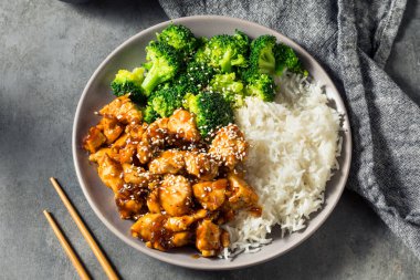 Pilav ve brokoli ile sağlıklı Asya Teriyaki Tavuğu