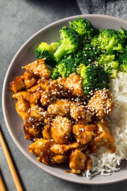 Pilav ve brokoli ile sağlıklı Asya Teriyaki Tavuğu