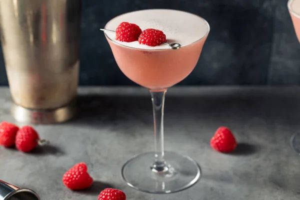 Uppfriskande Boozy Hallon Clover Club Cocktail Med Gin — Stockfoto