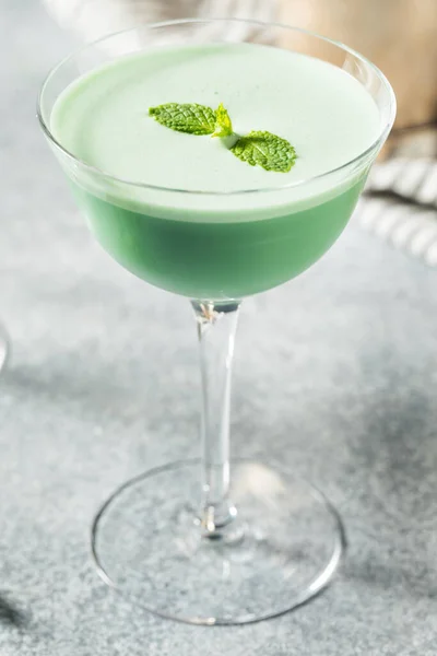 Boozy Erfrischende Grüne Heuschrecke Cocktail Mit Minze Und Sahne — Stockfoto