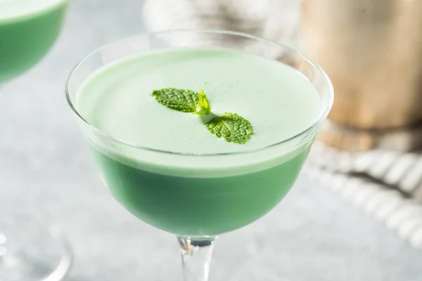 Boozy Uppfriskande Grön Gräshoppa Cocktail Med Mynta Och Grädde — Stockfoto