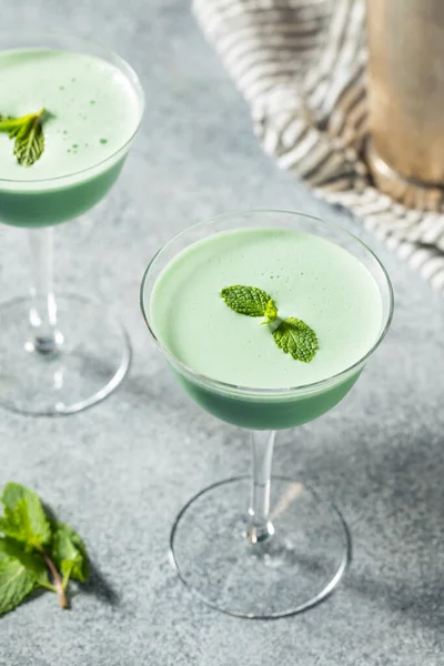 Boozy Uppfriskande Grön Gräshoppa Cocktail Med Mynta Och Grädde — Stockfoto