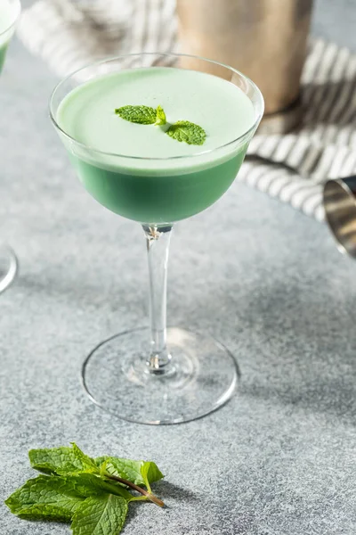 Boozy Erfrischende Grüne Heuschrecke Cocktail Mit Minze Und Sahne — Stockfoto