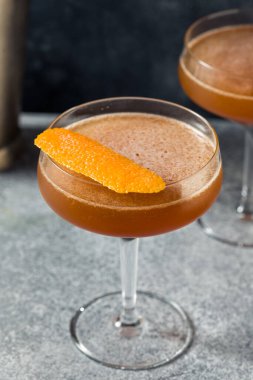 Kan ve Kum Kokteyli ile Turuncu ve Viski