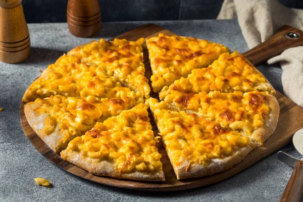 Σπιτική Πίτσα Μακαρόνια Και Τυρί Cheddar — Φωτογραφία Αρχείου