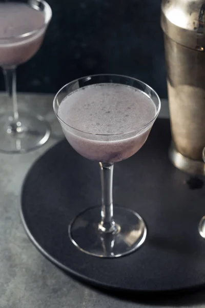 Boozy Erfrischungscocktail Mit Gin Und Violette — Stockfoto