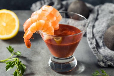 Kokteyl Sosu ve Limonlu Sağlıklı Soğuk Karides