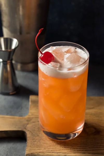 Boozy Refreshing Rum Punch Mit Limette Und Ananas — Stockfoto