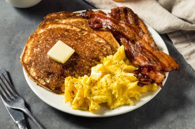Ev yapımı Amerikan Pankeki Yumurta ve Pastırmalı Kahvaltı