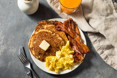 Ev yapımı Amerikan Pankeki Yumurta ve Pastırmalı Kahvaltı