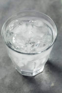 Soğuk Tazeleyici Japon Shochu ve Buz İçmeye Hazır