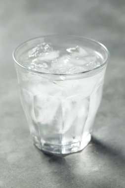 Soğuk Tazeleyici Japon Shochu ve Buz İçmeye Hazır