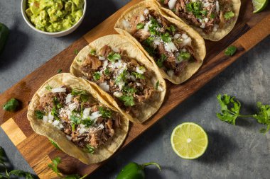 Ev yapımı Pork Carnitas Taco, Cilantro ve Soğanlı.
