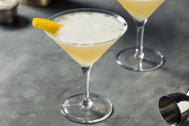 Limon kabuklu Shochu Martini.