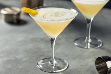 Limon kabuklu Shochu Martini.