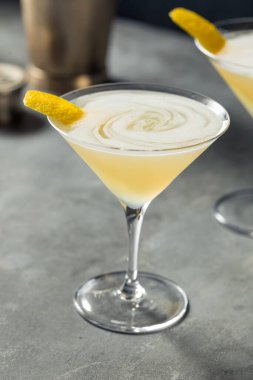 Limon kabuklu Shochu Martini.