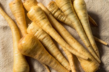 Bir demet çiğ organik havuç.