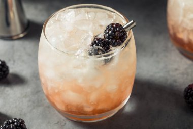 Cin ve böğürtlenli Bramble Kokteyli
