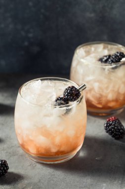 Cin ve böğürtlenli Bramble Kokteyli