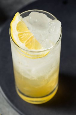 Viski, limonlu Drambuie Highball.