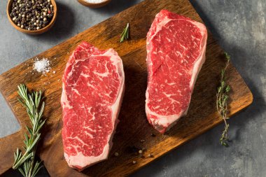 Çiğ Kırmızı Organik New York Strip Bifteği Pişirmeye Hazır
