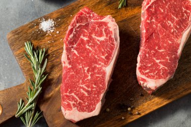 Çiğ Kırmızı Organik New York Strip Bifteği Pişirmeye Hazır