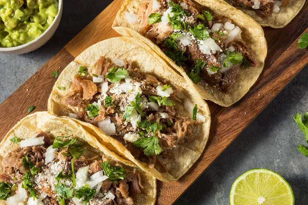 Domowej Roboty Wieprzowina Carnitas Tacos Cebulą Cilantro — Zdjęcie stockowe