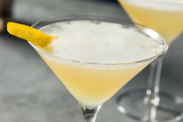 Boozy Rinfrescante Shochu Martini Con Una Buccia Limone — Foto Stock