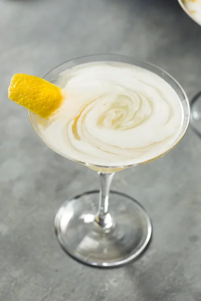 Освежающий Коктейль Shochu Martini Лимонной Кожурой — стоковое фото