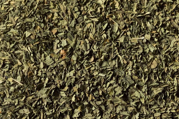 ボウルに健康的な有機乾燥バジルスパイス — ストック写真