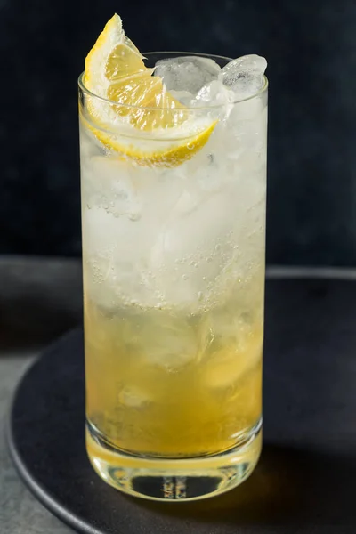 Bebida Refrescante Drambuie Highball Con Soda Limón — Foto de Stock