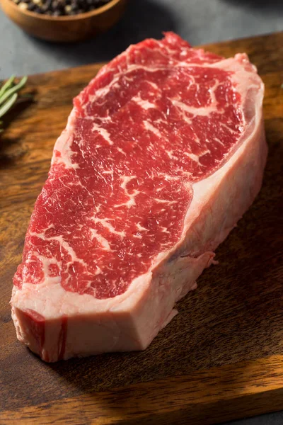 Bife Orgânico Vermelho Cru Tira New York Pronto Para Cozinhar — Fotografia de Stock