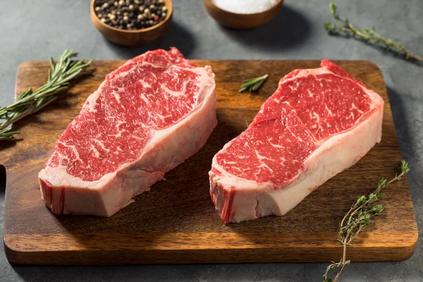 Çiğ Kırmızı Organik New York Strip Bifteği Pişirmeye Hazır — Stok fotoğraf