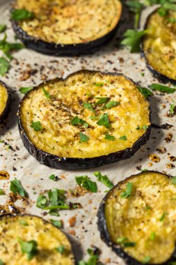 Tuz ve biberli sağlıklı organik kavrulmuş patlıcan.