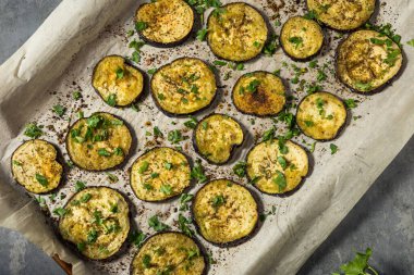 Tuz ve biberli sağlıklı organik kavrulmuş patlıcan.