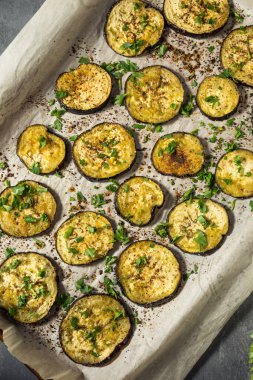 Tuz ve biberli sağlıklı organik kavrulmuş patlıcan.