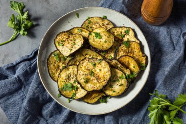 Tuz ve biberli sağlıklı organik kavrulmuş patlıcan.