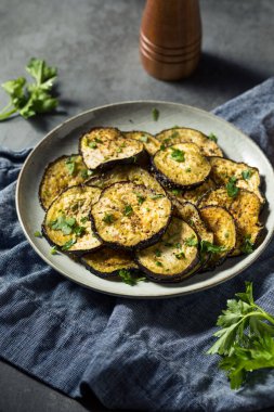 Tuz ve biberli sağlıklı organik kavrulmuş patlıcan.