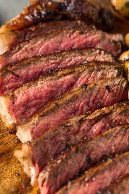 Ev yapımı New York Strip bifteği ve kızarmış patates.