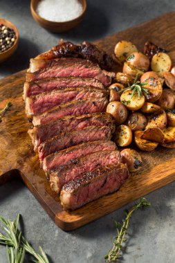 Ev yapımı New York Strip bifteği ve kızarmış patates.